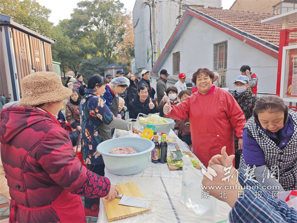 居民一起包饺子。.JPG