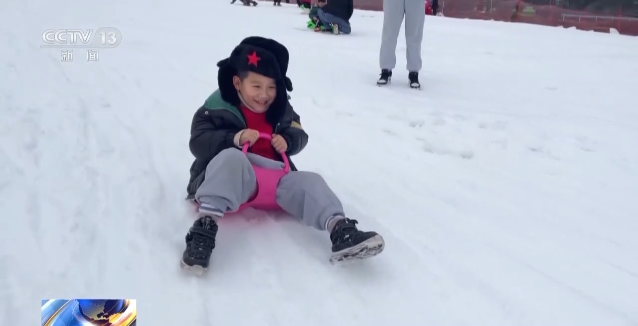九游体育网站：雅安一滑雪场“开板”迎客“滚滚”也登场了(图4)