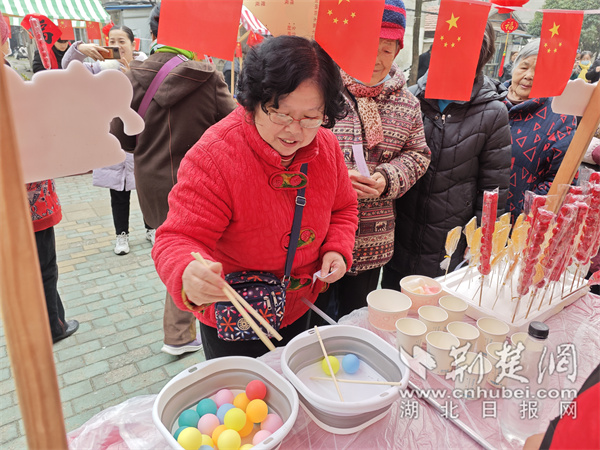 居民品尝美食。.jpg