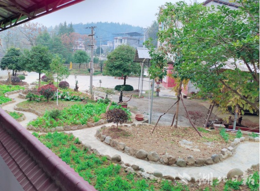 建始：打造美丽庭院 增强“门面”效应万向娱乐平台(图1)