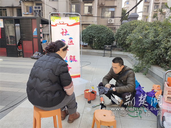 社区工会志愿者为职工修鞋。.jpg