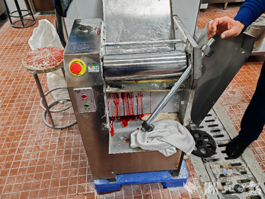 餐饮店女员工手卡压面机 武汉消防提醒：操作各类机械设备需谨慎(图4)