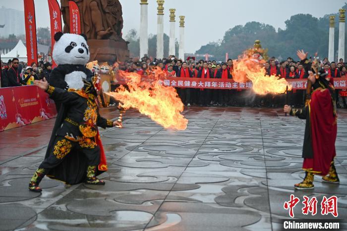 火狐电竞平台新春见闻）四川乐山：2000余名健身爱好者徒步登高望远迎新(图3)