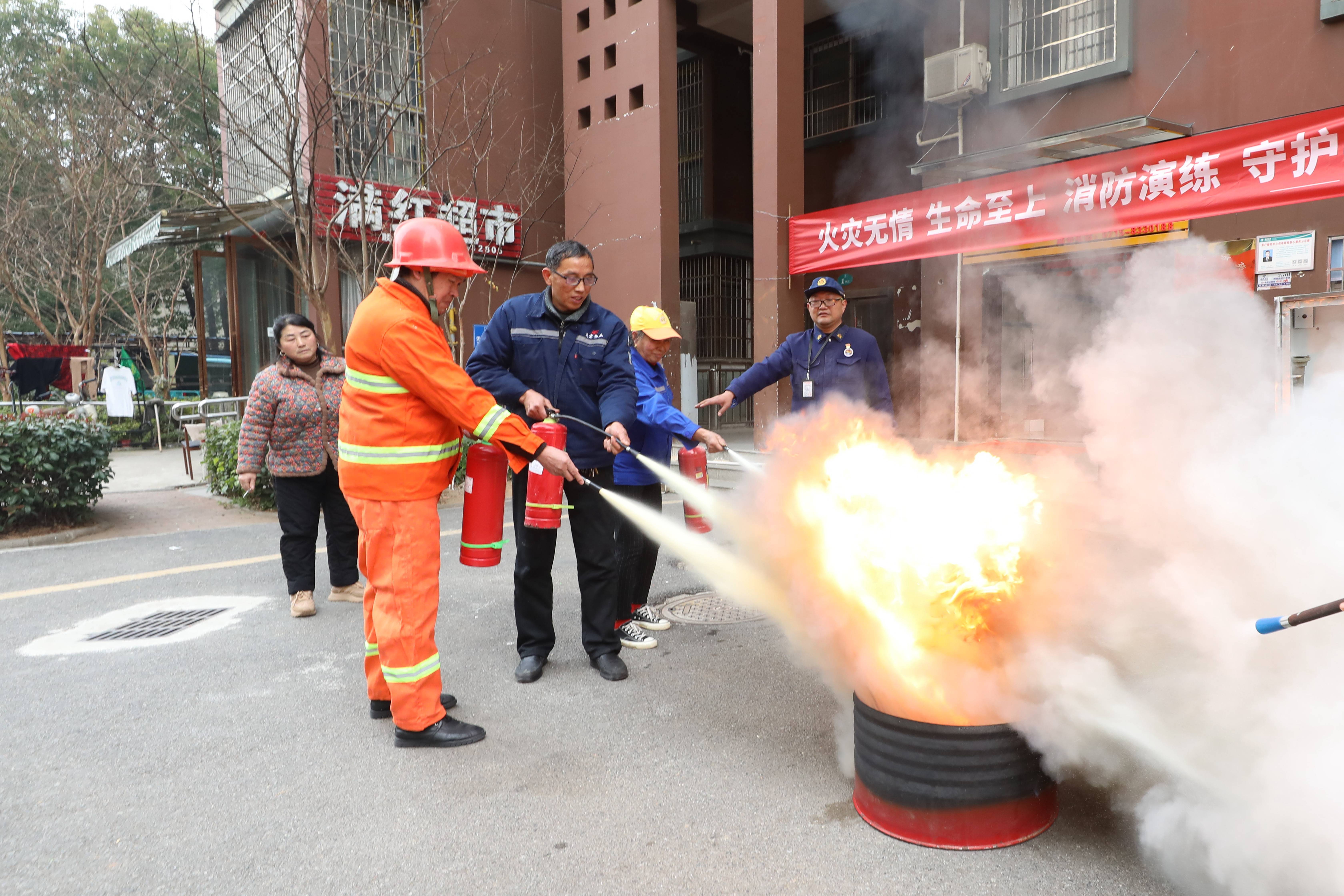 雷竞技入口湖北咸宁开展“消防进家平安过冬”活动(图5)