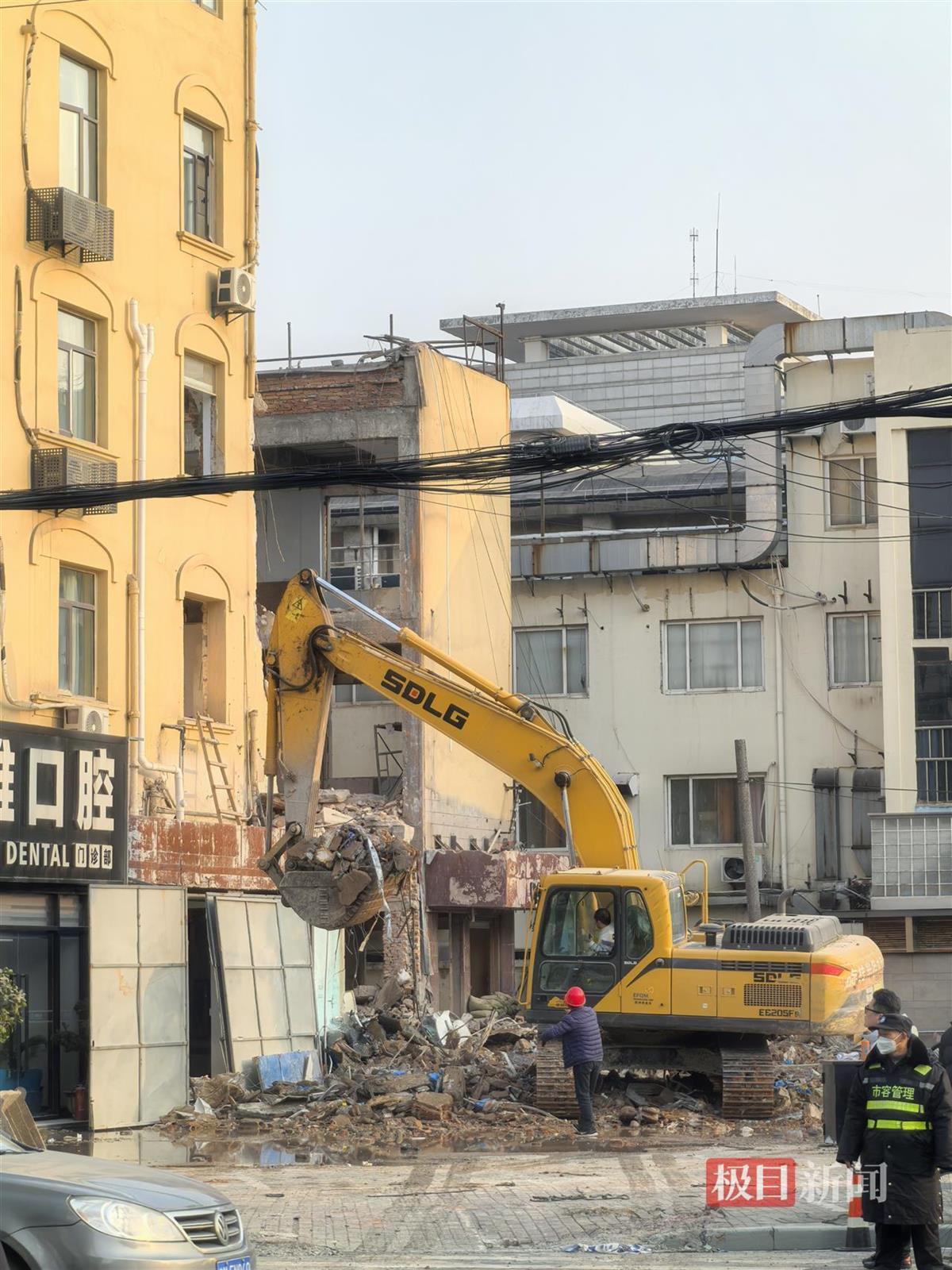 美嘉体育注册探访“宝山装修坍塌建筑”：酒店受波及住客称事发时感觉床在晃(图3)