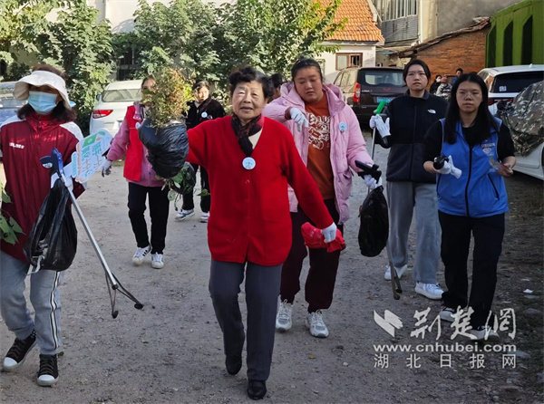 何腊芝参与社区环保志愿服务活动.jpg