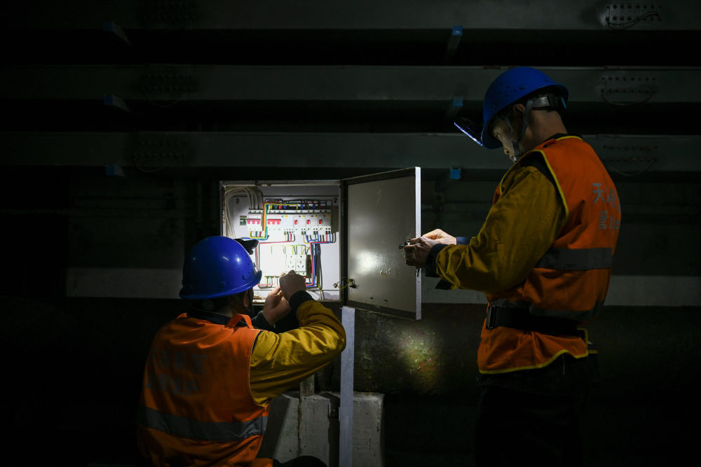 新春走基层·记者体验360行走近城市地下工种管廊运维员：日行2万步为城市生命线“号脉”(图2)