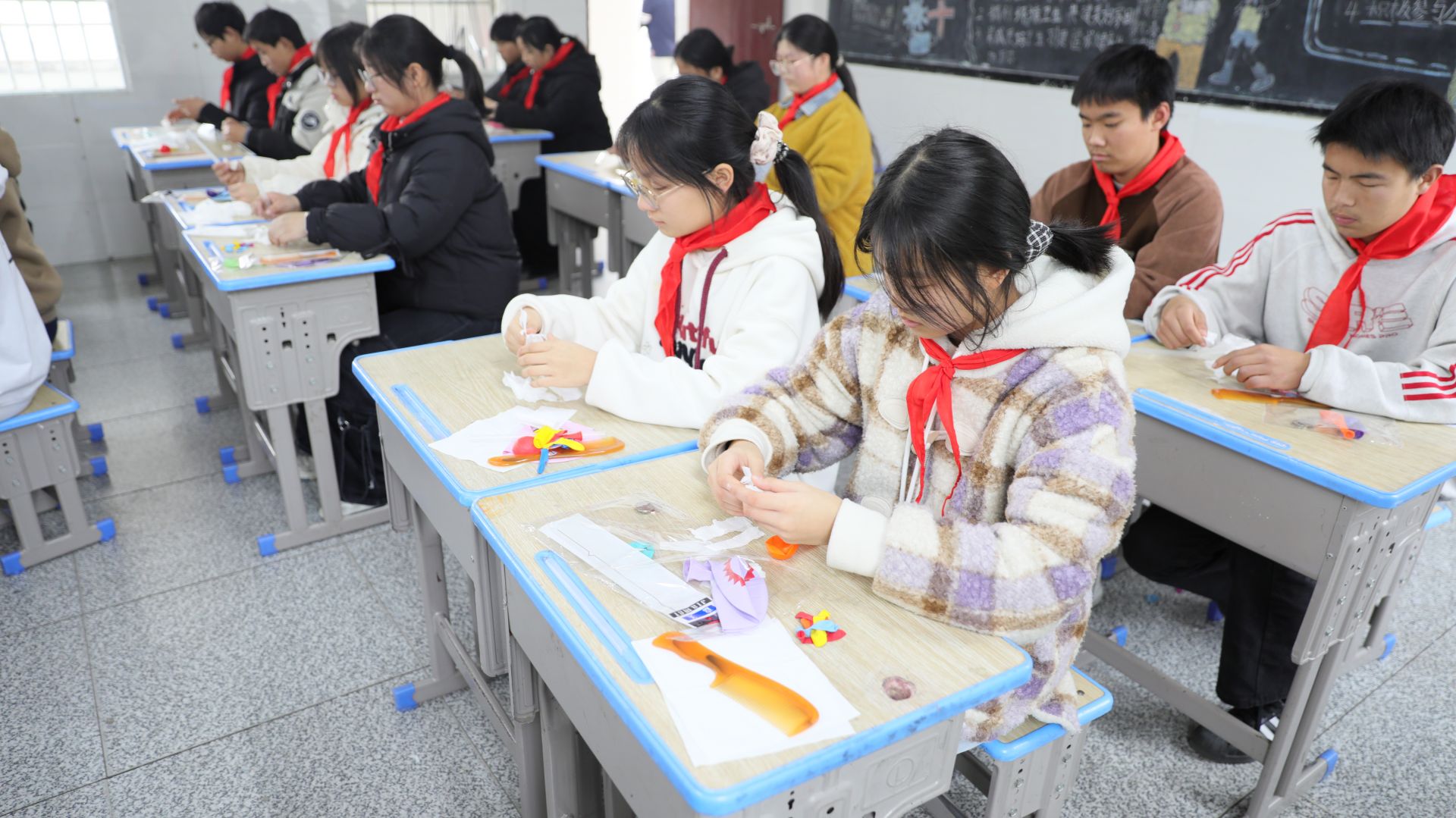 托管班同学们在老师引导下进行科学小实验.JPG.JPG