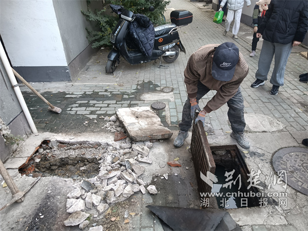 施工人员维修下水管道。.jpg