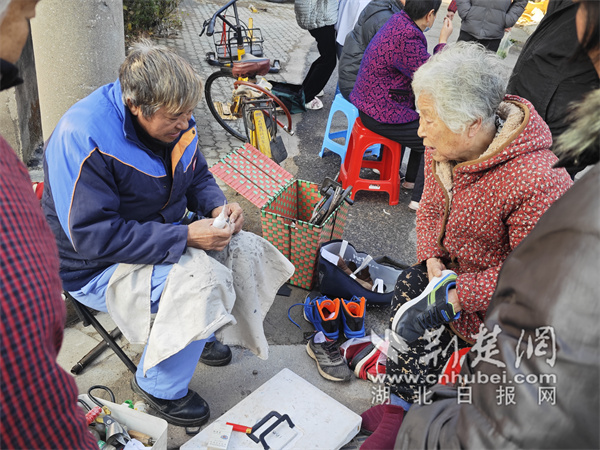 居民排队修鞋。.jpg