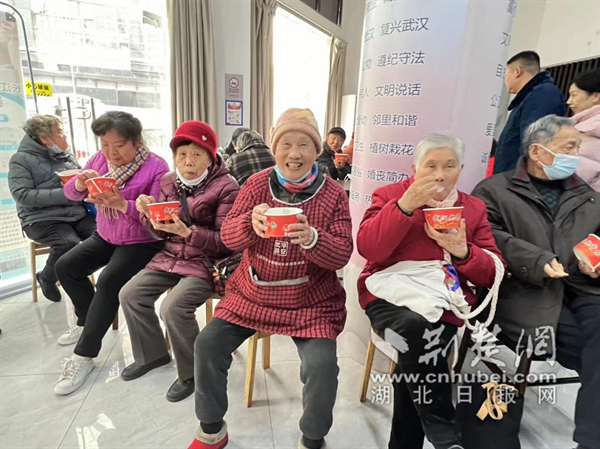社区老年居民共尝香甜腊八粥。.png.png