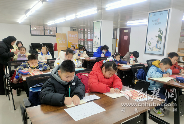 书法课堂：孩子们认真练习书法.png.png