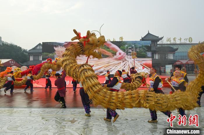 火狐电竞平台新春见闻）四川乐山：2000余名健身爱好者徒步登高望远迎新(图2)