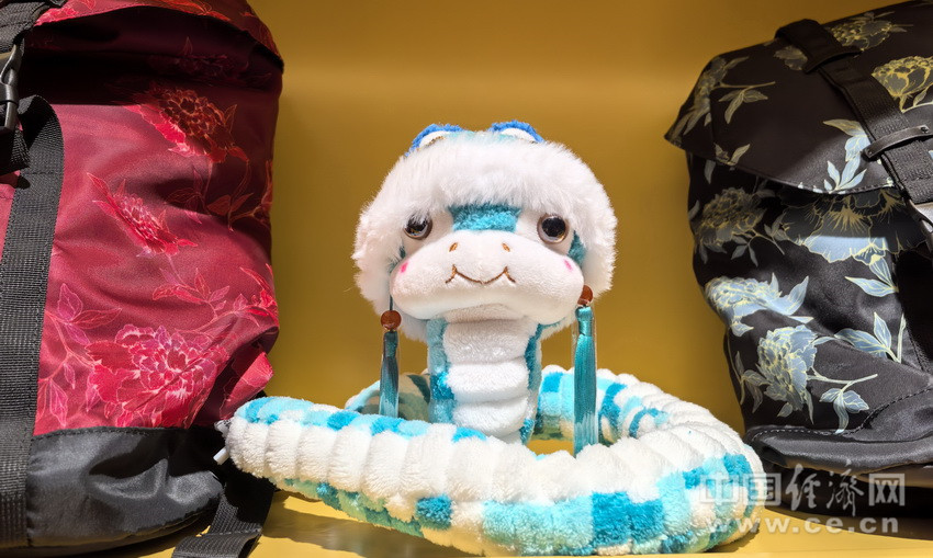 【新春走基层】趣味寻觅：在北京中轴线上遇见的那些“蛇元素”文创（组图）(图3)