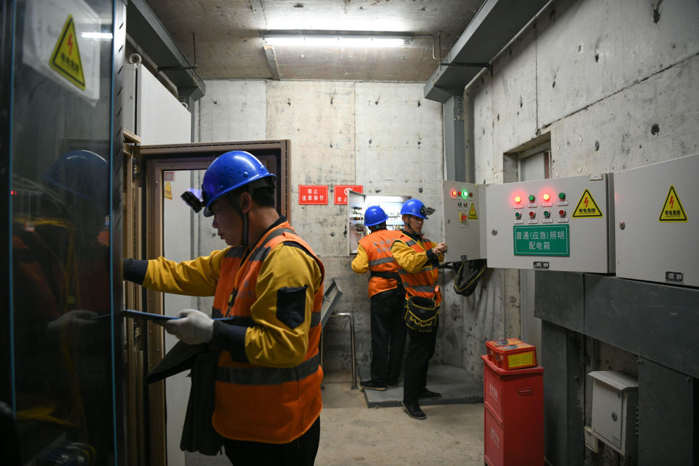 新春走基层·记者体验360行走近城市地下工种管廊运维员：日行2万步为城市生命线“号脉”(图3)