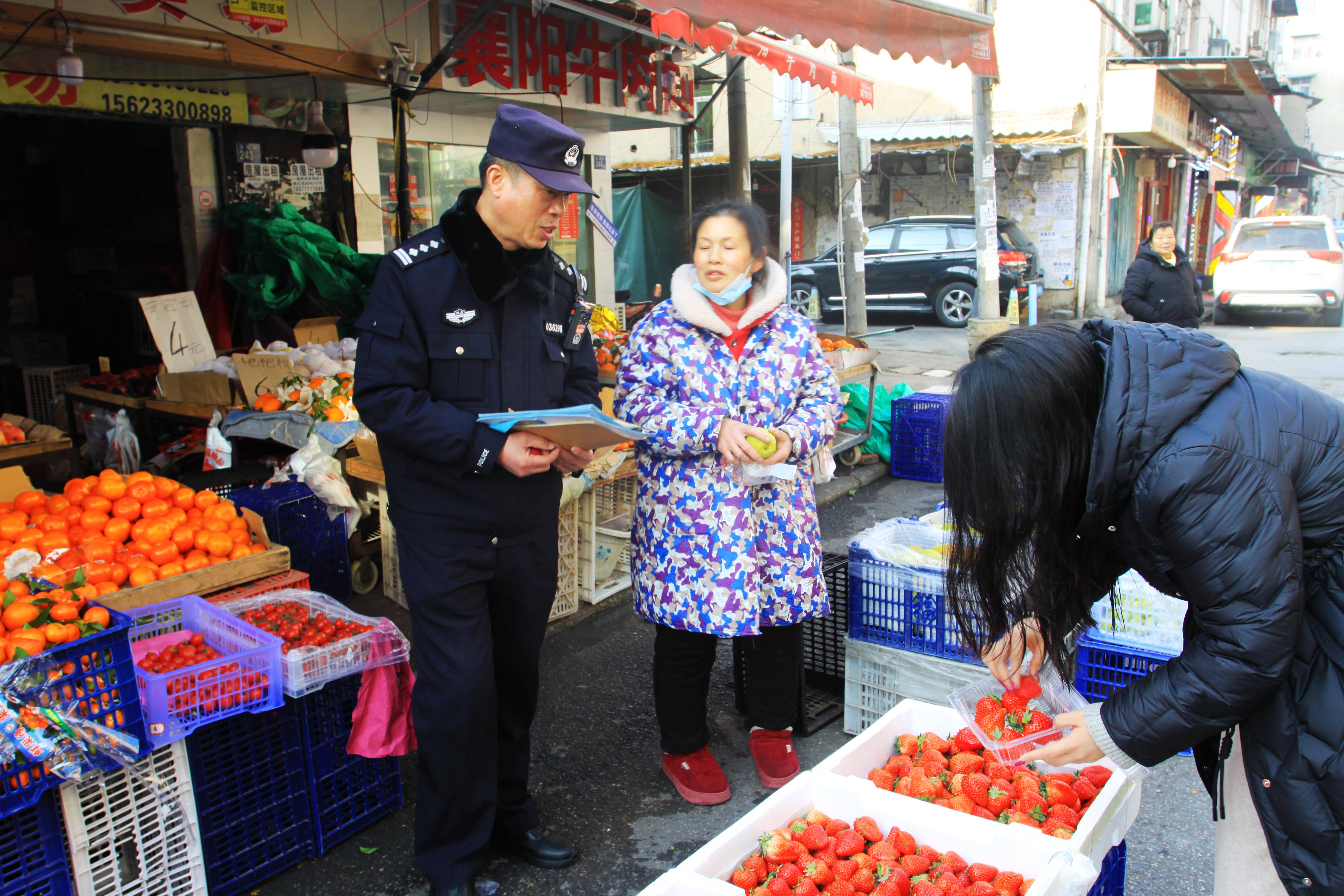 “人到场心到岗” 武汉民警保障节后复工复产安全(图1)