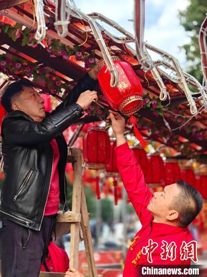 新利体育APP新春见闻）千年古镇游灯闹元宵 手艺人守护年味与乡愁(图2)