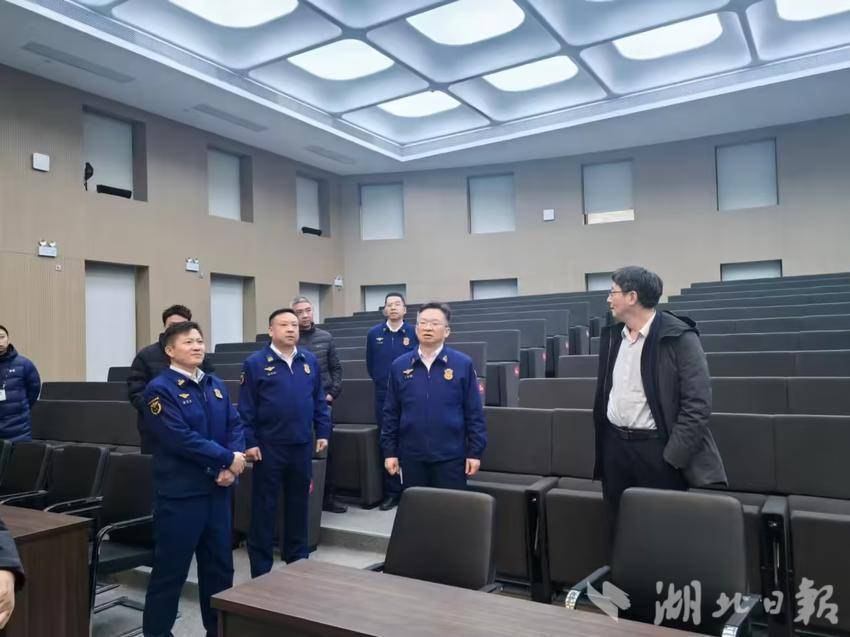 武汉开展元宵节消防安全集中夜巡行动(图2)