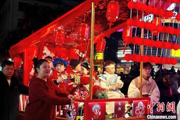 新利体育APP新春见闻）千年古镇游灯闹元宵 手艺人守护年味与乡愁(图1)