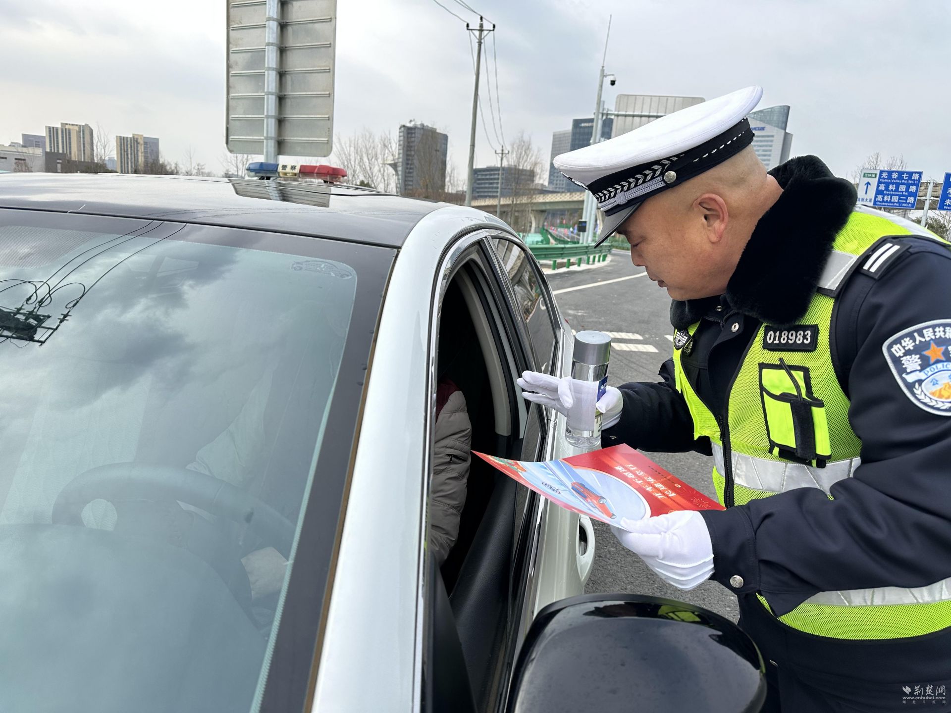 武汉公安民警辅警用心守护万家灯火 蛇年春节期间江城平安祥和