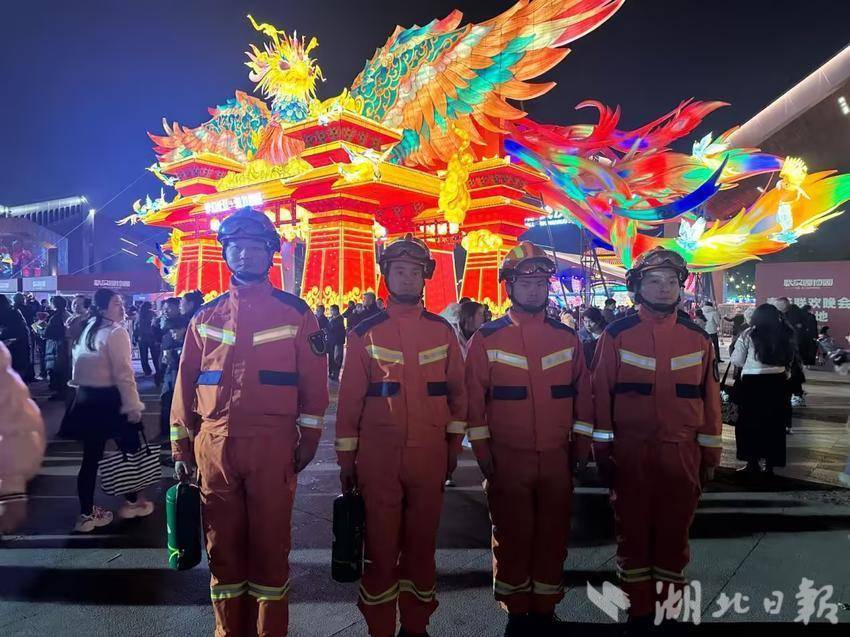 武汉开展元宵节消防安全集中夜巡行动(图7)