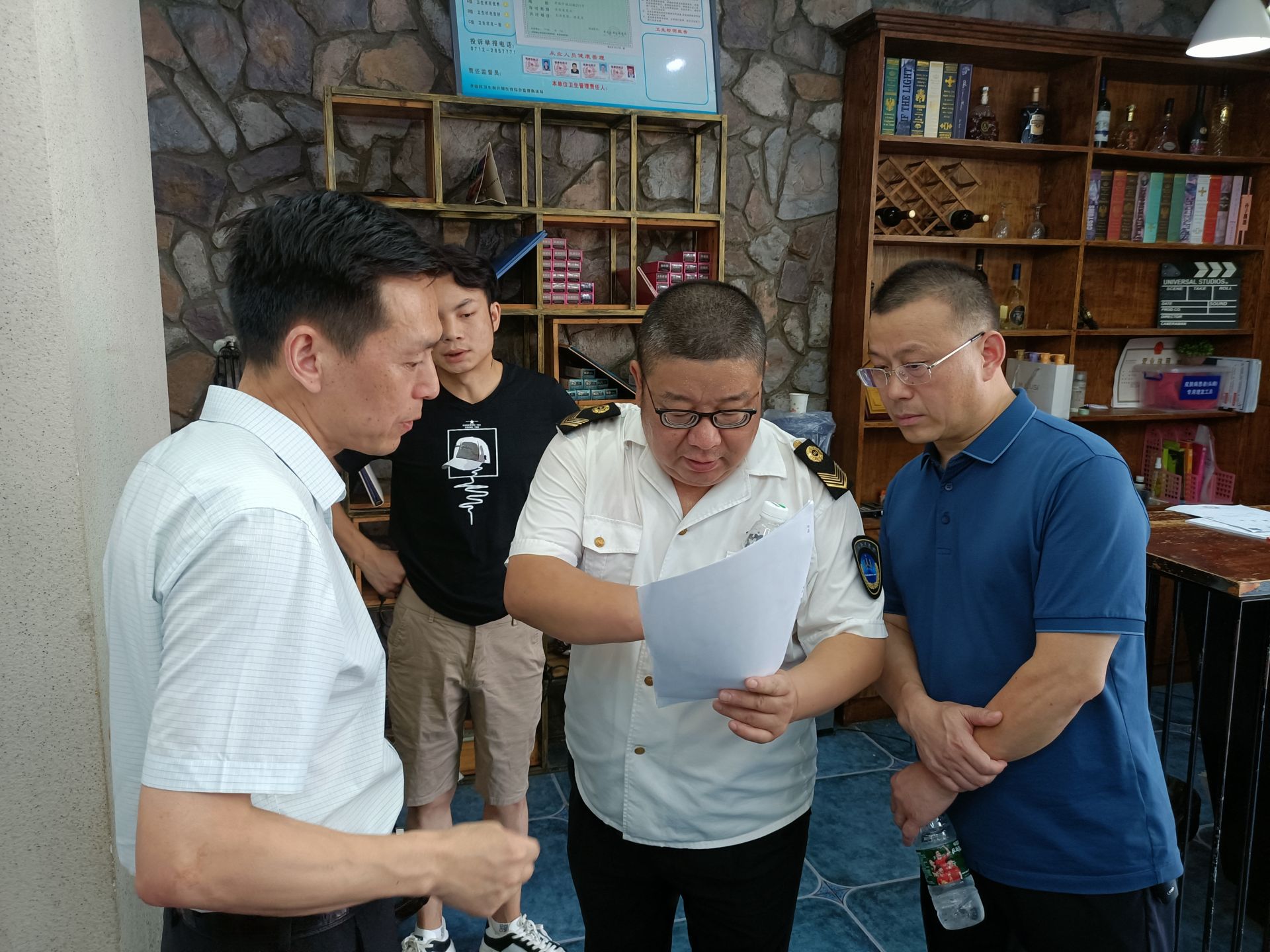 公共场所经营单位调研、指导并针对办证时提供资料多、耗时长等问题听取了企业对优化公共场所卫生许可制度“一证多证”改革事项的意见建议