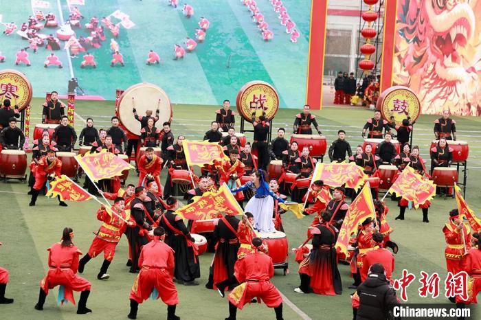 新春鼓干劲 山西太原14支锣鼓队3000人开云体彩入口同台竞技(图1)