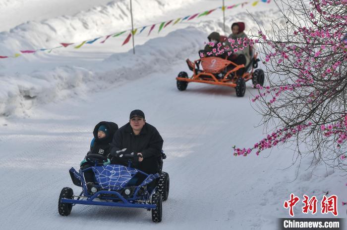 新春见闻）乌鲁木齐：冰雪娱乐项目吸引民众(图1)