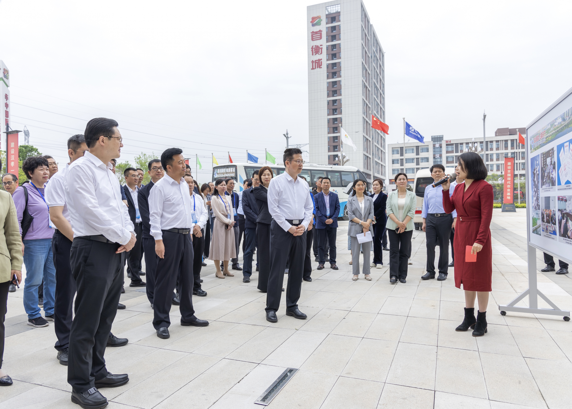 2024年全国民营企业法律维权工作观摩交流会在孝感举行，全国工商联副主席方光华带队参观孝南区首衡城-法治护航民企示范点.png.