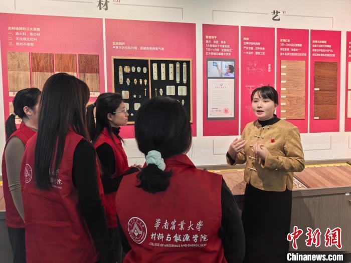 新春走基层）中山大涌：数字赋能非遗红木雕技展新韵伟德平台(图2)