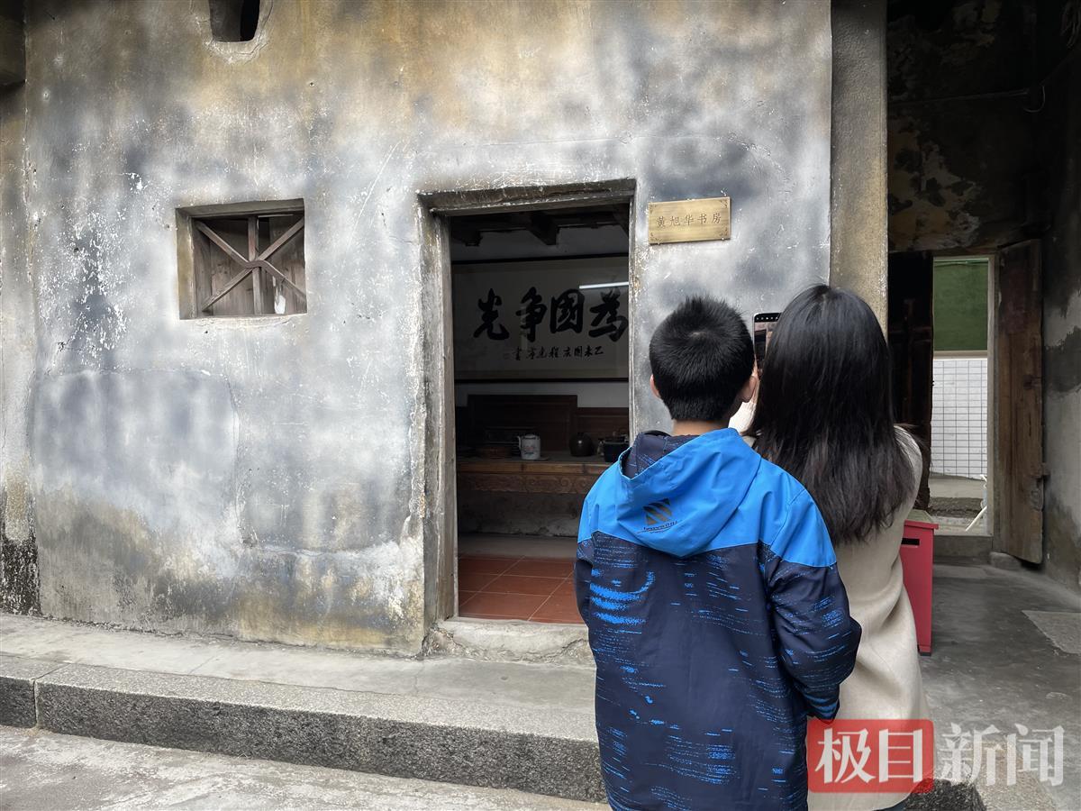 黄旭华揭阳旧居仍有其生活痕德信体育网址迹市民买花放在雕塑前悼念(图3)