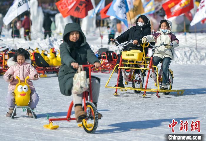新春见闻）乌鲁木齐：冰雪娱乐项目吸引民众(图3)