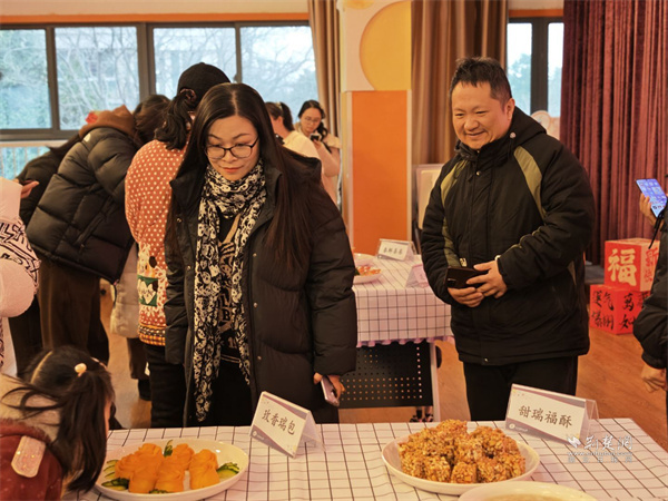 大家在现场品鉴美食。.jpg