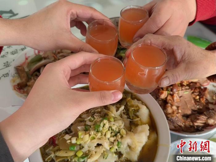 DIY饮品渐成餐桌“新宠” 彩神vll“喝出”消费新风潮