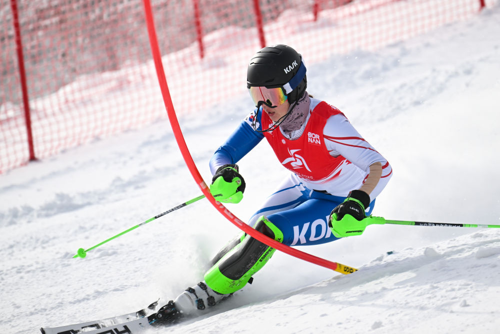 亚冬会 高山滑雪6t体育下载女子回转比赛赛况(图7)