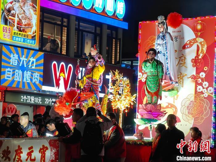 新春走基层）千年古镇游灯闹元宵(图1)