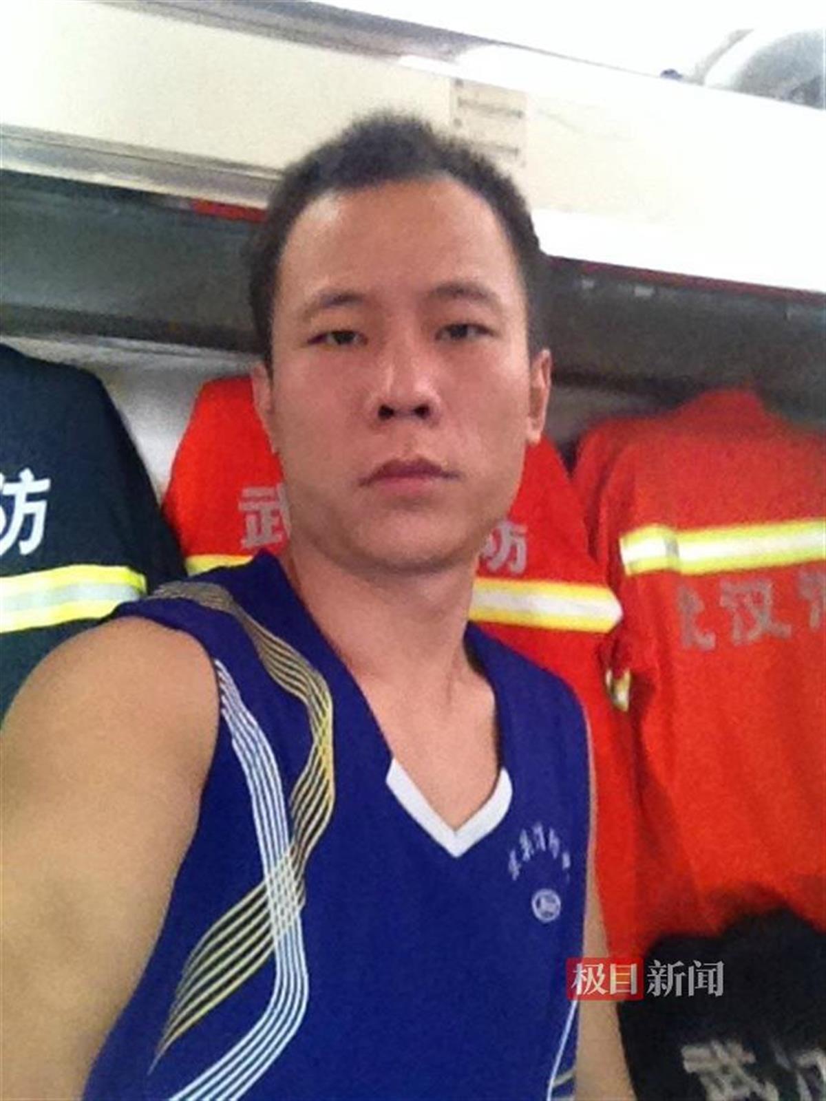剛剛她帶著孩子向輔警韓靖送來錦旗！退伍不褪色的他人生經(jīng)歷如此豐富(圖6)
