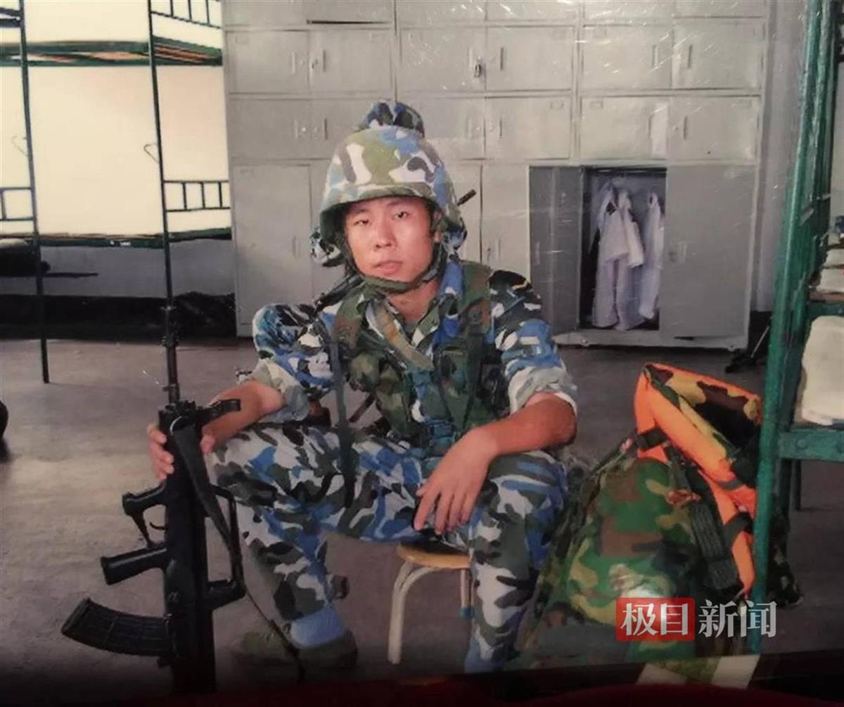 剛剛她帶著孩子向輔警韓靖送來錦旗！退伍不褪色的他人生經(jīng)歷如此豐富(圖5)
