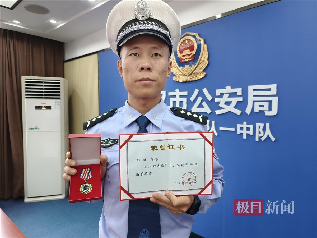 剛剛她帶著孩子向輔警韓靖送來錦旗！退伍不褪色的他人生經(jīng)歷如此豐富(圖4)