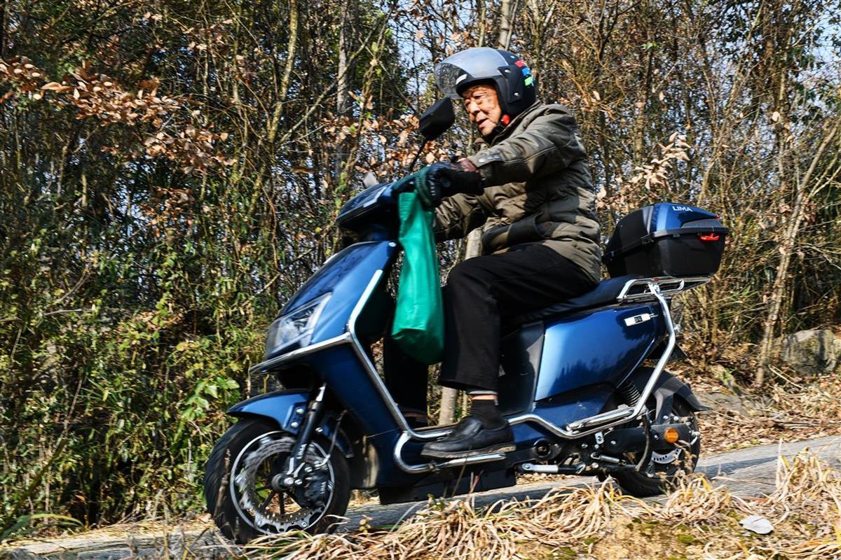 JN江南网址湖北宜都退休教师邓昌雄：50余载义剪不停“头”等服务温暖山乡(图1)