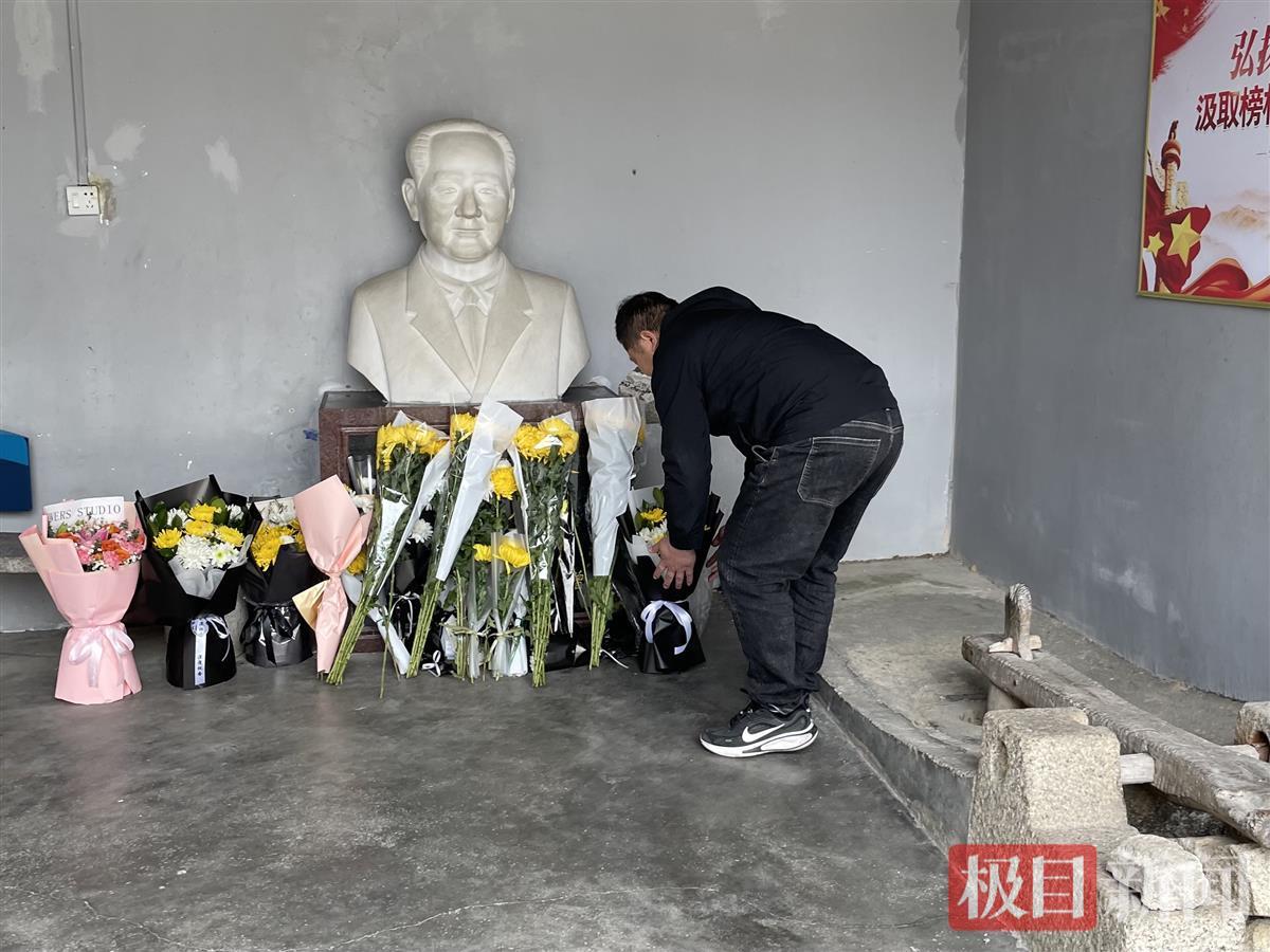黄旭华揭阳旧居仍有其生活痕德信体育网址迹市民买花放在雕塑前悼念(图4)
