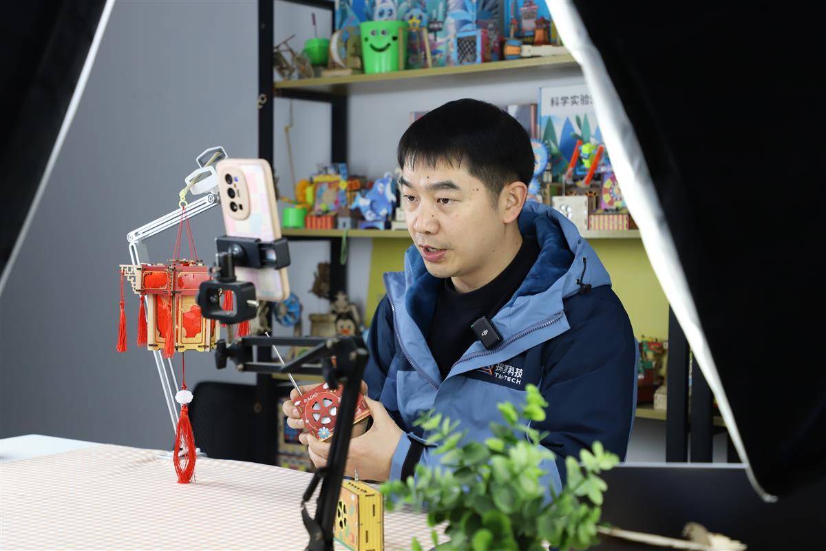 寻找小镇创业家⑭丨理工男扎根荆门做玩具爆款(图2)