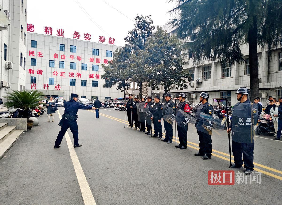 襄阳保康“警医联动”筑牢安全防线应急演练共建“平安医院”(图2)