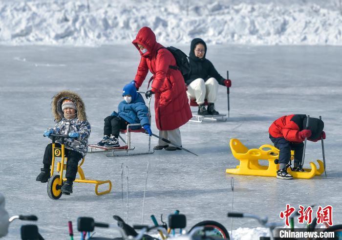 新春见闻）乌鲁木齐：冰雪娱乐项目吸引民众(图2)
