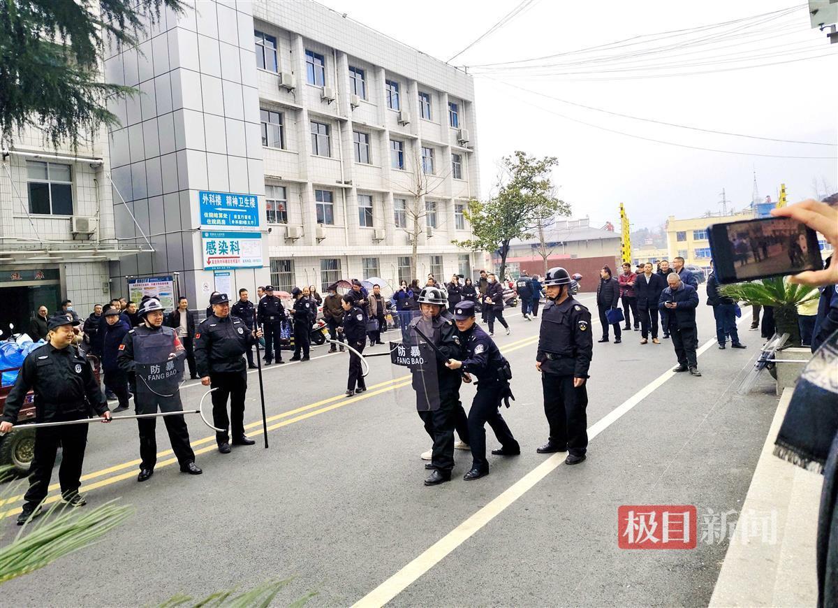 襄阳保康“警医联动”筑牢安全防线应急演练共建“平安医院”(图1)