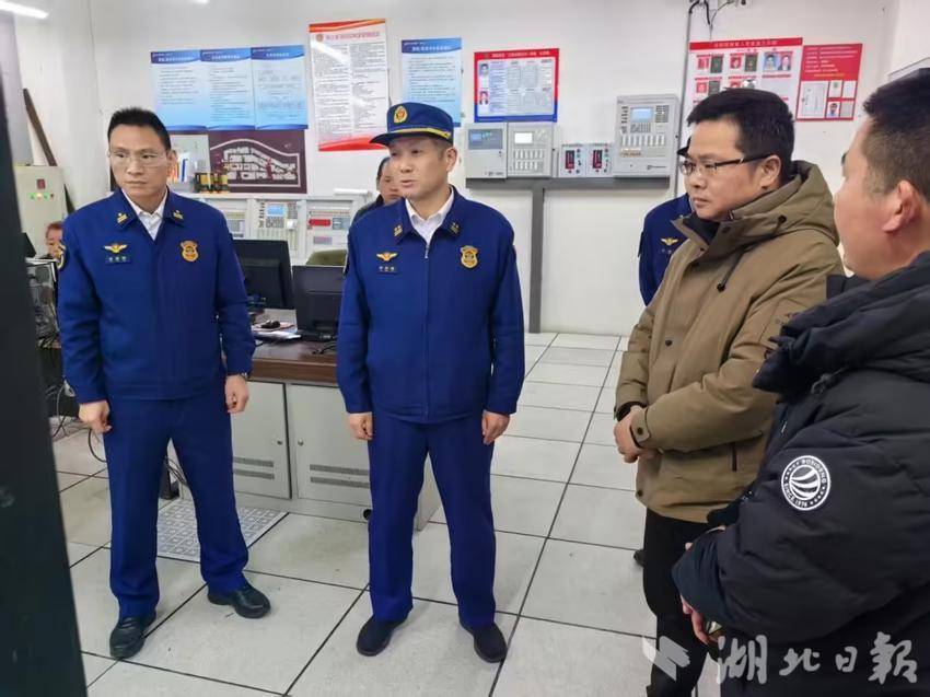 武汉开展元宵节消防安全集中夜巡行动(图3)