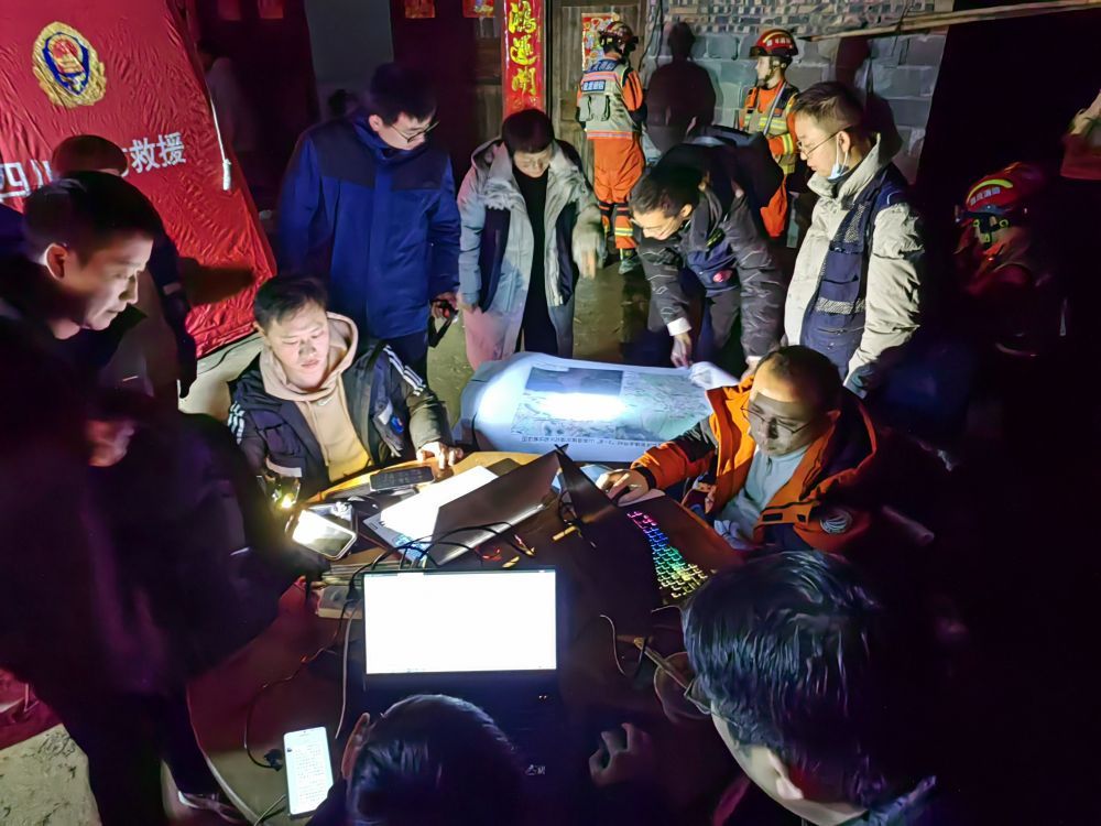 新华全媒+特写：金坪村不灭的灯光(图2)
