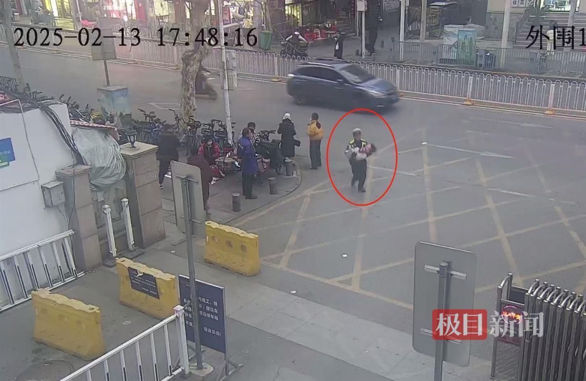 剛剛她帶著孩子向輔警韓靖送來錦旗！退伍不褪色的他人生經(jīng)歷如此豐富(圖2)