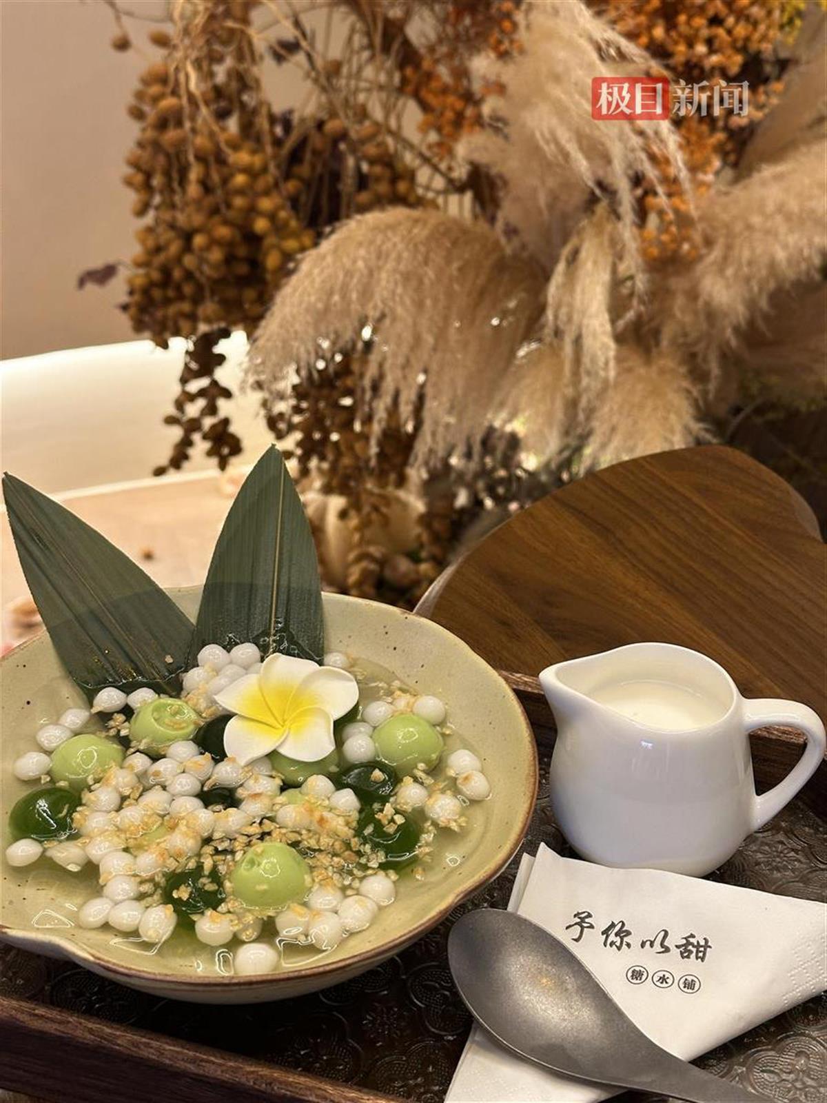厉害了江城小姐姐玩转高颜值新式糖星空体育平台水(图2)