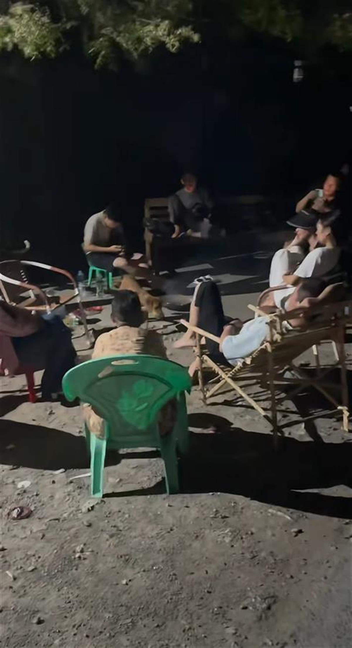 温度达到40°，缅甸地震的幸存者睡在街上，被蚊
